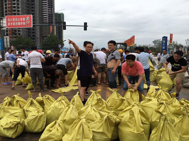 2016年7月20日，集團(tuán)公司組織員工參與“安陽(yáng)7·19特大洪水”搶險(xiǎn)救災(zāi)工作。